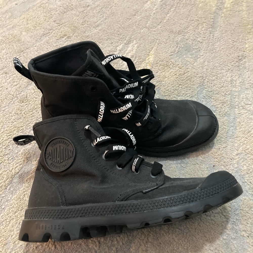 Mens Palladium Black Pampa Lite Stx size7, NWOT